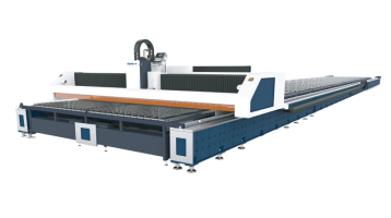 Máquina cortadora de chapa de acero en fabricación industrial